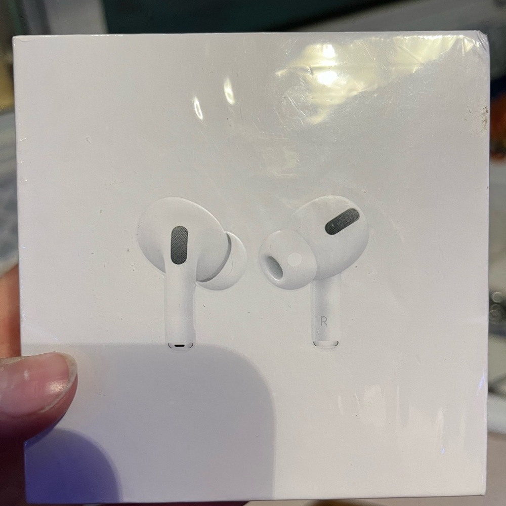 Air pods  pro 1st generation. With noise cancellation